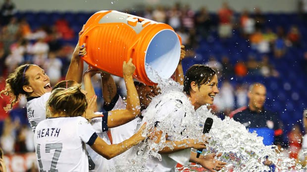 Abby Wambach Breaks Mia Hamm’s Scoring Record